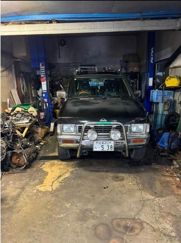 工場に入庫した四輪駆動車