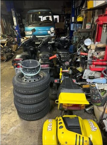 タイヤや部品が並ぶ工場内
