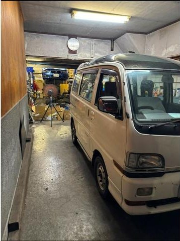 工場内のワンボックス車